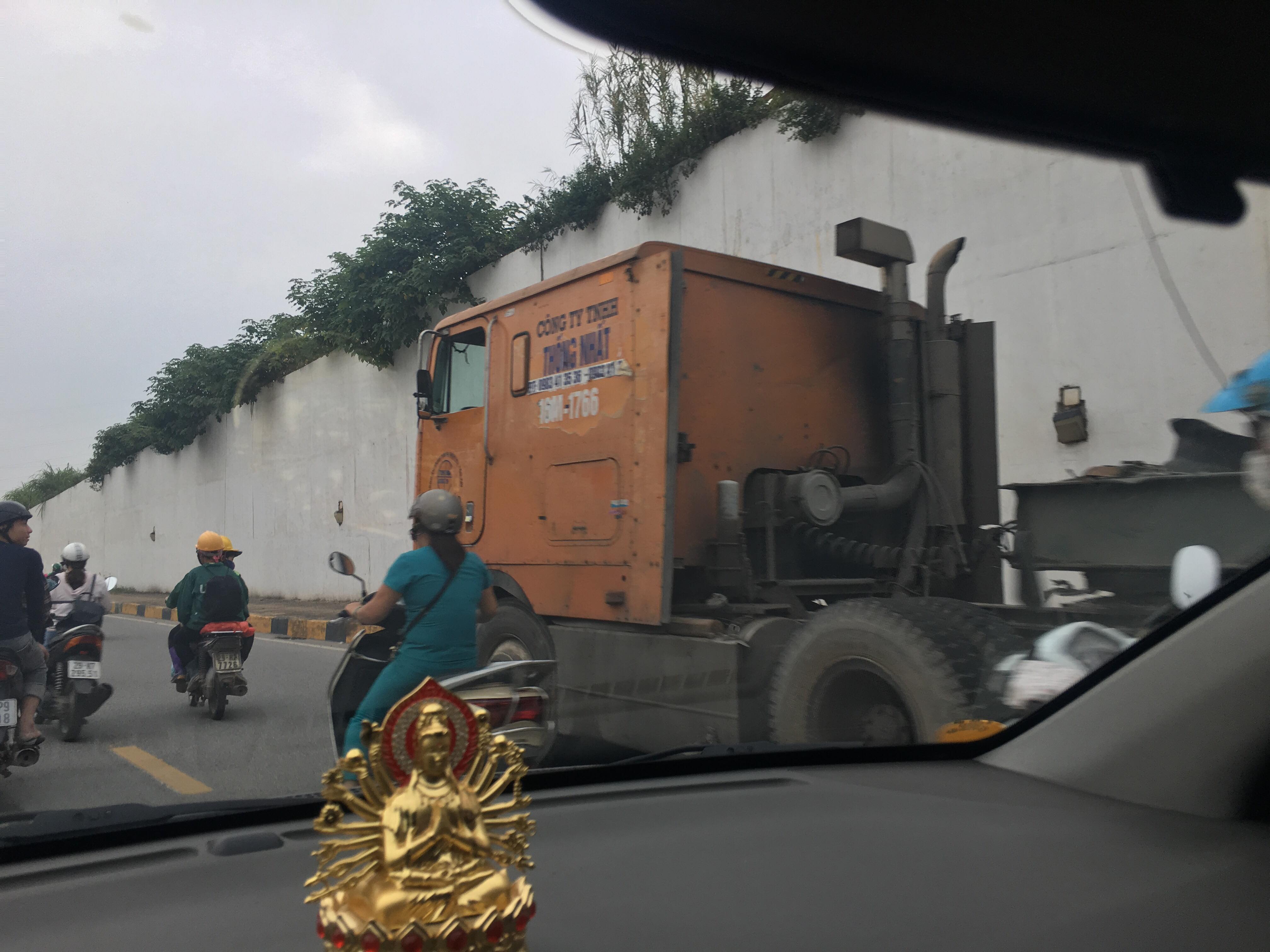 xe qua kho pha hong hang loat den trong ham chui dai lo thang long