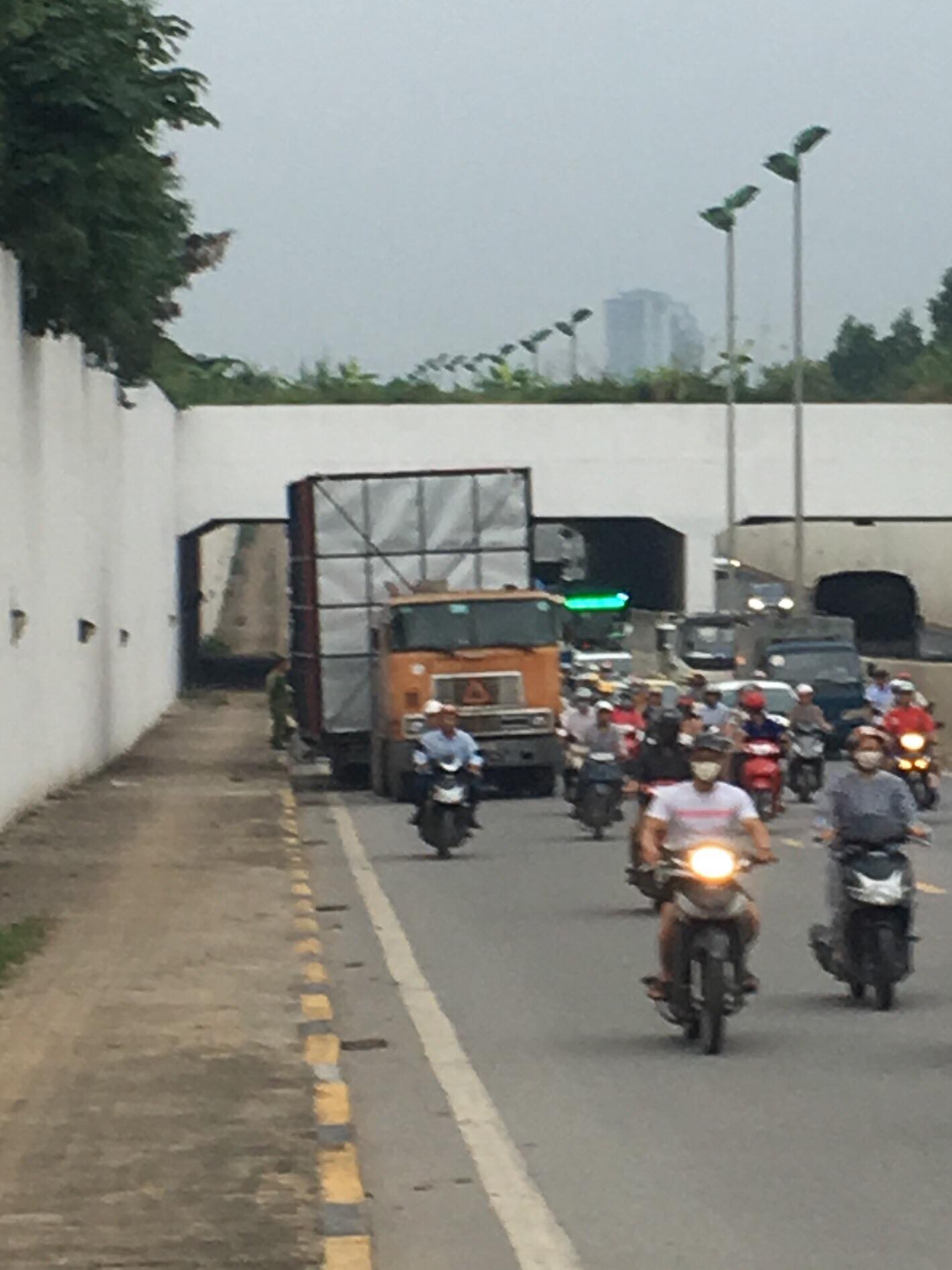xe qua kho pha hong hang loat den trong ham chui dai lo thang long