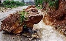 Bị tảng đá khổng lồ rơi trúng, 2 mẹ con giáo viên tử nạn