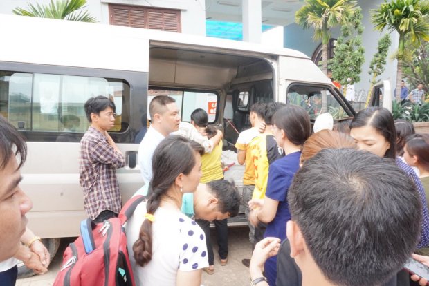 chong dau don om di anh cung nguoi than dua thi the 3 me con san phu bi xe tai cuon tu vong ve que nha