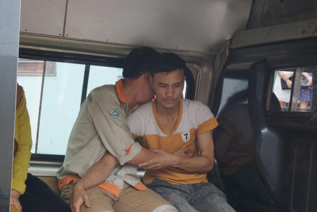 chong dau don om di anh cung nguoi than dua thi the 3 me con san phu bi xe tai cuon tu vong ve que nha