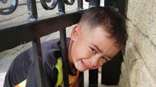 Mải nghịch, cậu bé kẹt đầu giữa hai thanh sắt cửa suốt 20 phút