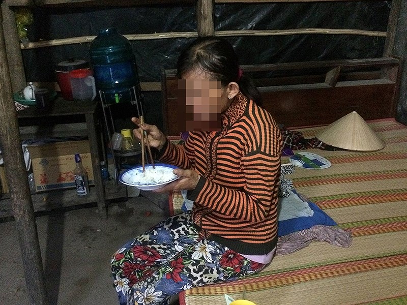 vu chon song con luat nhan van voi nguoi me ra sao