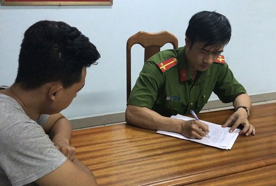 Cán bộ đô thị bị người bán hàng rong đánh can bo do thi bi nguoi ban hang rong danh