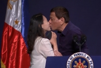 tong thong duterte san sang tu chuc vi nu hon gay bao
