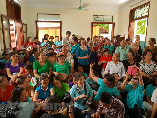 hinh anh nguoi dan mac ao xanh trong phien xu bac si hoang cong luong