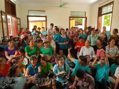 Hình ảnh người dân mặc áo xanh trong phiên xử bác sĩ Hoàng Công Lương