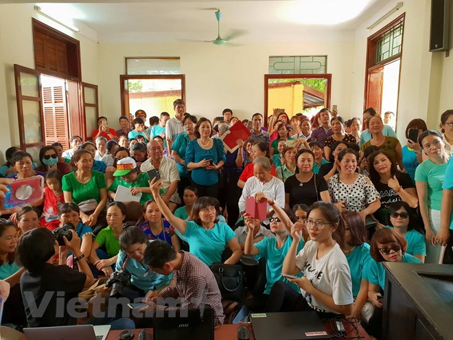 hinh anh nguoi dan mac ao xanh trong phien xu bac si hoang cong luong