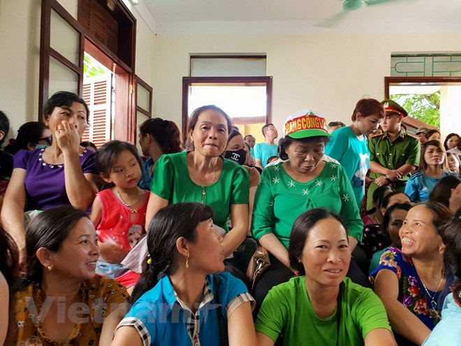 hinh anh nguoi dan mac ao xanh trong phien xu bac si hoang cong luong