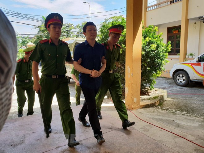 hinh anh nguoi dan mac ao xanh trong phien xu bac si hoang cong luong