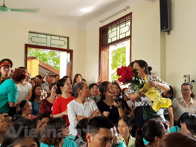 hinh anh nguoi dan mac ao xanh trong phien xu bac si hoang cong luong