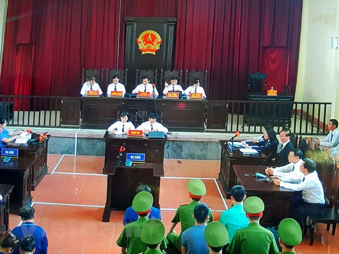 hinh anh nguoi dan mac ao xanh trong phien xu bac si hoang cong luong
