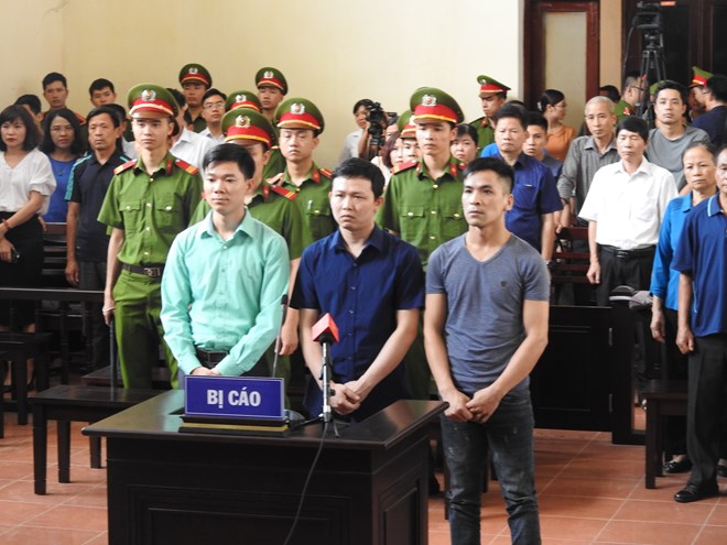 hinh anh nguoi dan mac ao xanh trong phien xu bac si hoang cong luong
