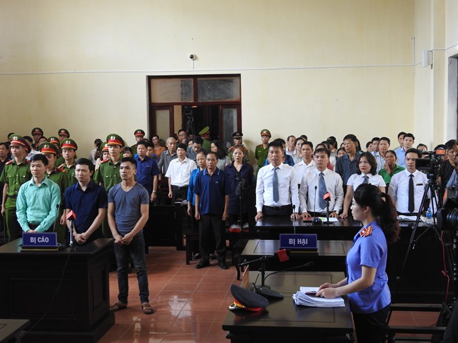 hinh anh nguoi dan mac ao xanh trong phien xu bac si hoang cong luong