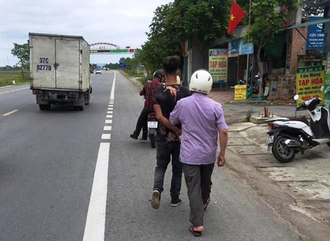 Nam thanh niên bị đánh, đốt xe vì chạy lạng lách trên đường nam thanh nien bi da nh do t xe vi cha y la ng la ch tren duo ng