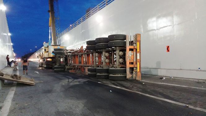 kinh hai canh xe container lat nhao trong ham chui o sai gon