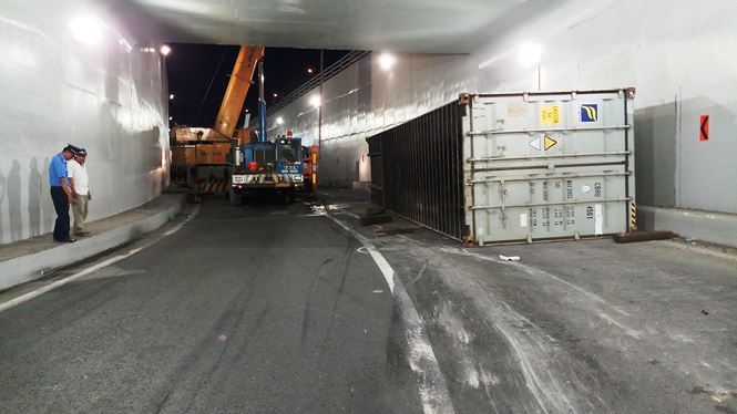kinh hai canh xe container lat nhao trong ham chui o sai gon