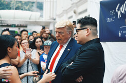 Bộ đôi Kim - Trump 'giả' thu hút sự chú ý tại Singapore