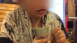 cong dong mang xuc dong voi clip cha doi mua nhuong ao mua cho con trai trong con mua tam ta giua pho dong