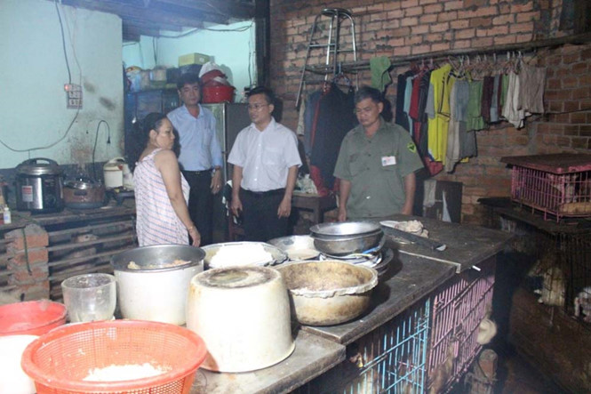 nha nuoi den 40 con cho lam doan kiem tra chiu khong noi mui hoi
