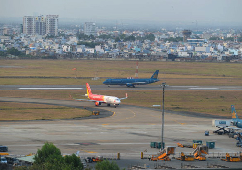 duong bang san bay noi bai tan son nhat bi hu hong