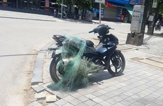csgt quang luoi bat doi tuong vi pham giao thong mang theo sung