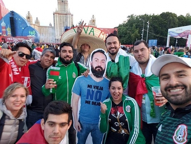 bi vo cam di xem world cup nam thanh nien nho ban dung anh mang den san van dong
