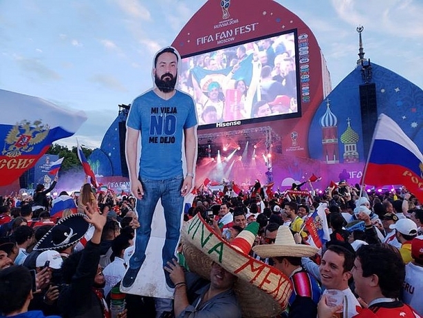 bi vo cam di xem world cup nam thanh nien nho ban dung anh mang den san van dong