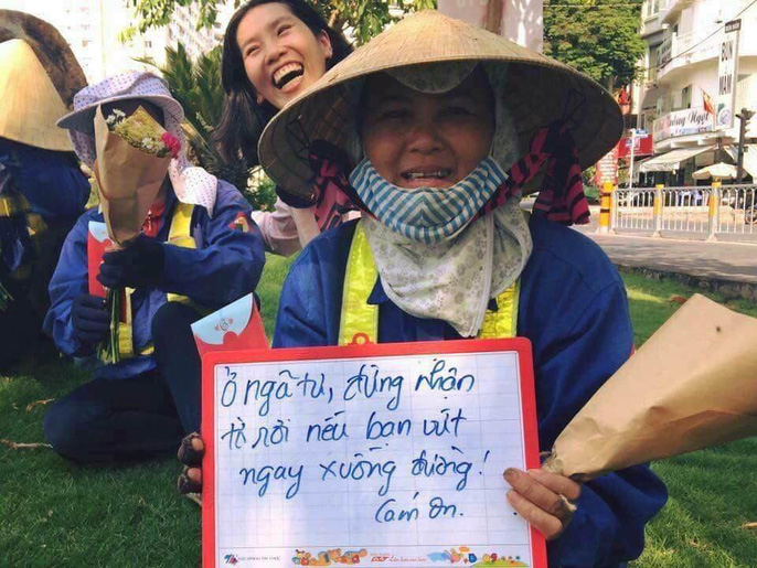 kinh hai nhung thu duoc moc len tu long cong o sai gon