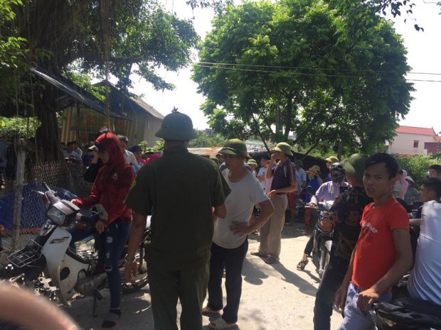 vu 2 thieu nu tu vong canh xe may nguoi than mang quan tai den tru so cong an huyen de nghi lam ro nguyen nhan