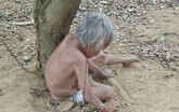 Góc khuất đau lòng sau hình ảnh cụ bà mình trần bị xích dưới gốc cây giữa trời nắng nóng