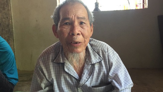 goc khuat dau long sau hinh anh cu ba minh tran bi xich duoi goc cay giua troi nang nong