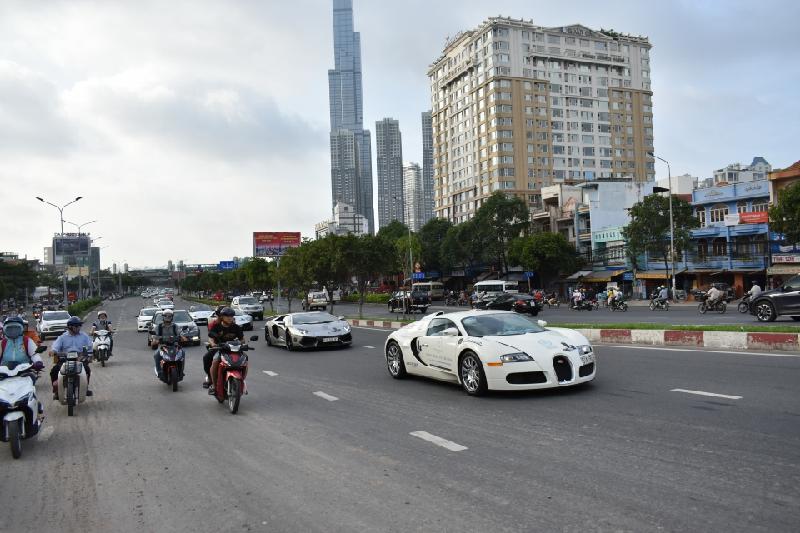 ong dang le nguyen vu se mang loat xe sang di xuyen viet