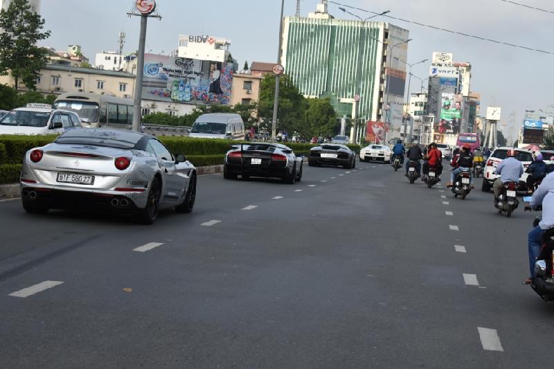 ong dang le nguyen vu se mang loat xe sang di xuyen viet