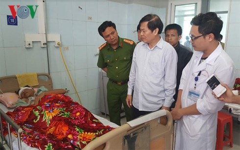 sat lo kinh hoang keo 2 cong nhan cung may xuc xuong vuc sau tram met