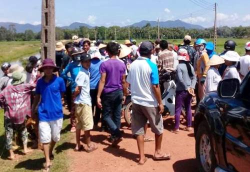 nguoi dan binh dinh giu 3 oto cua doan khao sat du an dien mat troi