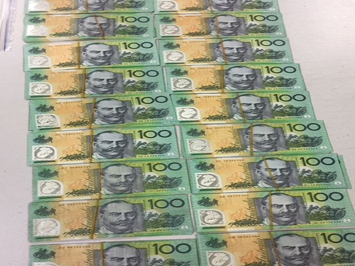 nu hanh khach 38 tuoi cat giau ngoai te tri gia hon 300 trieu dong khi xuat canh