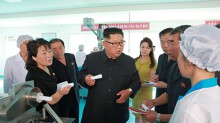 Ông Kim Jong-un khiển trách công nhân chưa chăm chỉ khi thăm các nhà máy