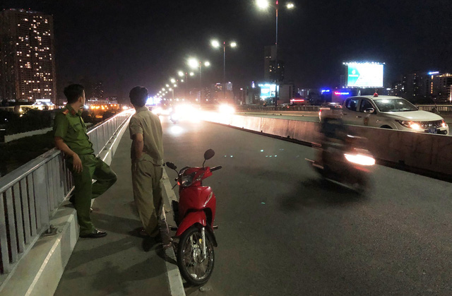 trang dem tim nam thanh nien nhay cau sai gon