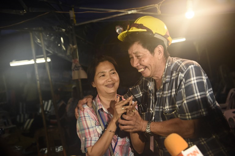 nguoi thai tho phao hanh phuc sau khi tim thay 13 thanh vien doi bong