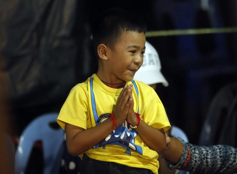 nguoi thai tho phao hanh phuc sau khi tim thay 13 thanh vien doi bong