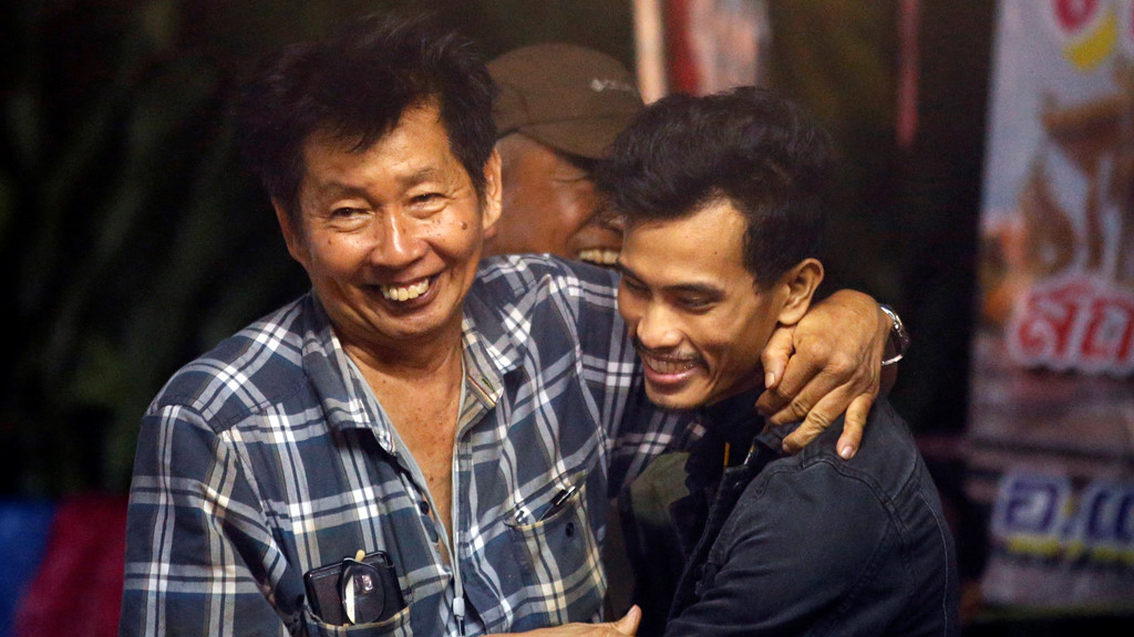 nguoi thai tho phao hanh phuc sau khi tim thay 13 thanh vien doi bong