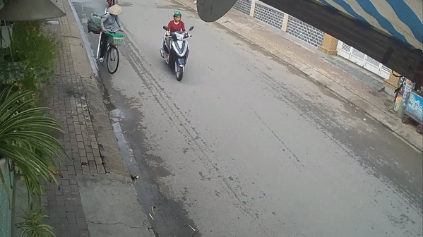 nguoi me be con nho nga khuyu khi giang co voi cuop