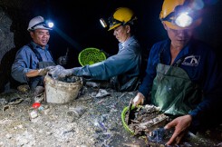 Những người dầm mình trong cống thối móc rác ở Sài Gòn