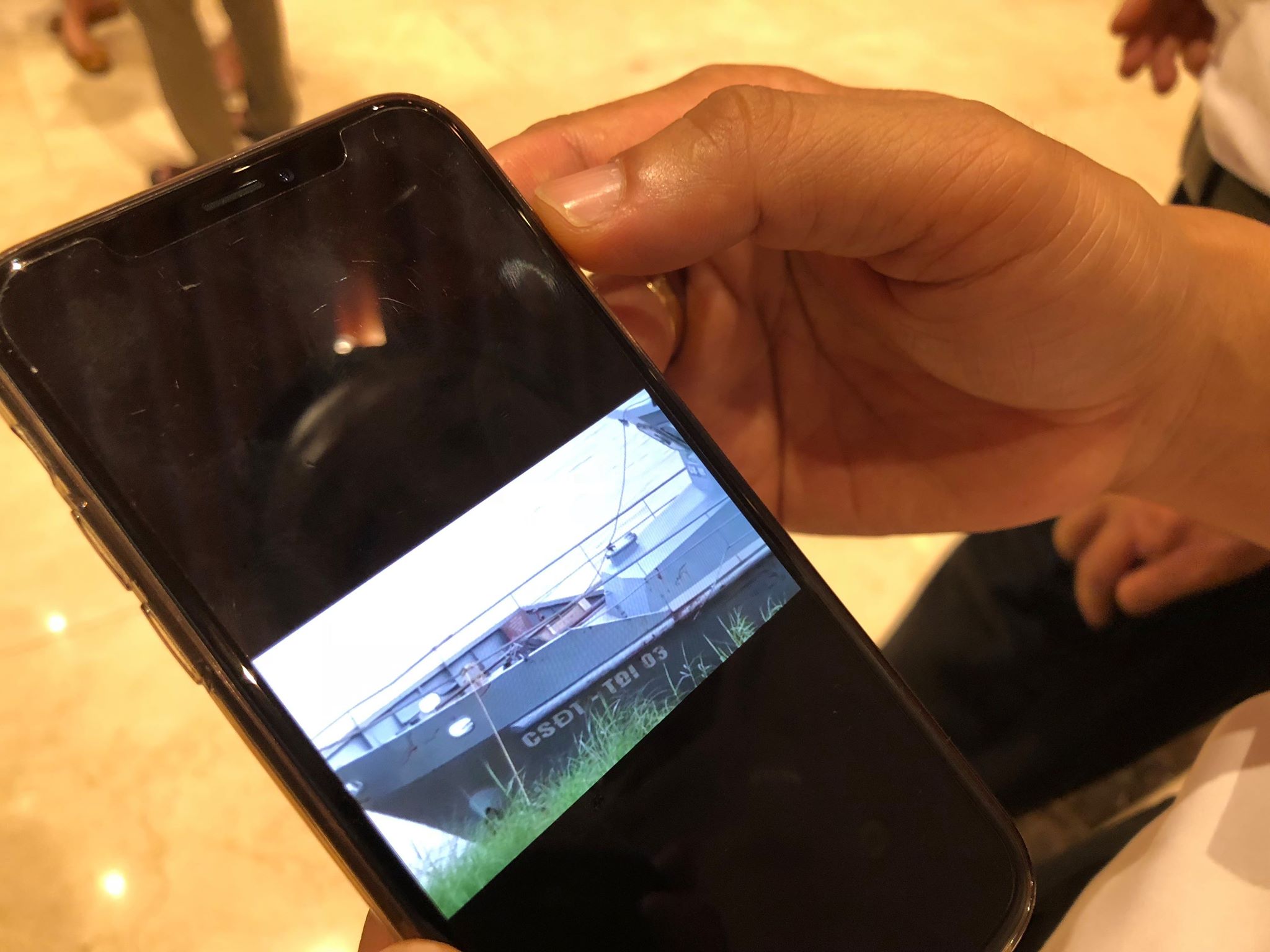 chu tich ha noi trung clip cat tac long hanh ngay canh tau canh sat