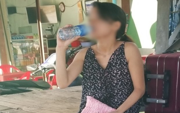 nguoi phu nu khong mac quan ao co bieu hien tam than nghi bi xe khach bo roi giua duong