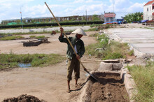 Nắng nóng 40 độ C vẫn mong trời 'đổ thêm lửa'