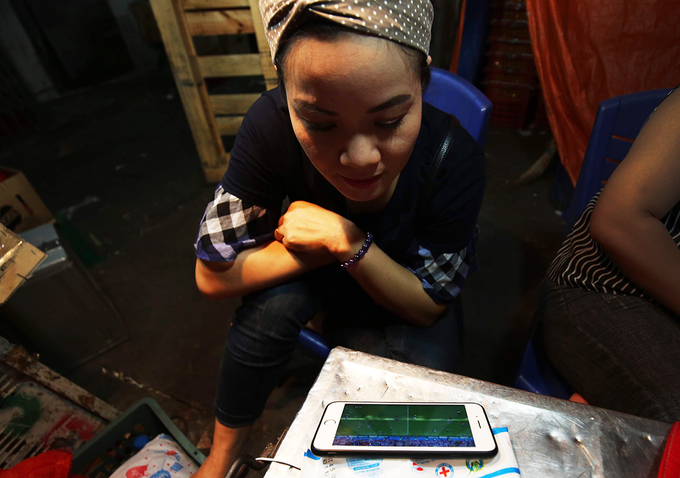 lao dong cho dem long bien giai tri bang world cup