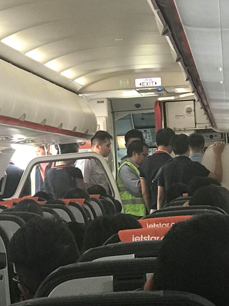 chuyen bay da lat ha noi cua jestar pacific bi delay vi mot nam thanh nien tay may