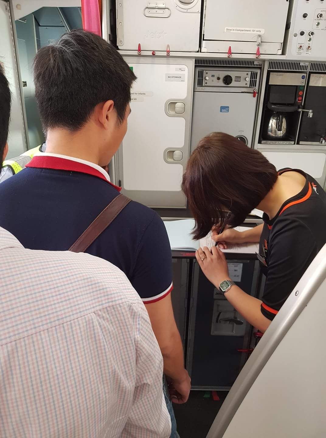 chuyen bay da lat ha noi cua jestar pacific bi delay vi mot nam thanh nien tay may